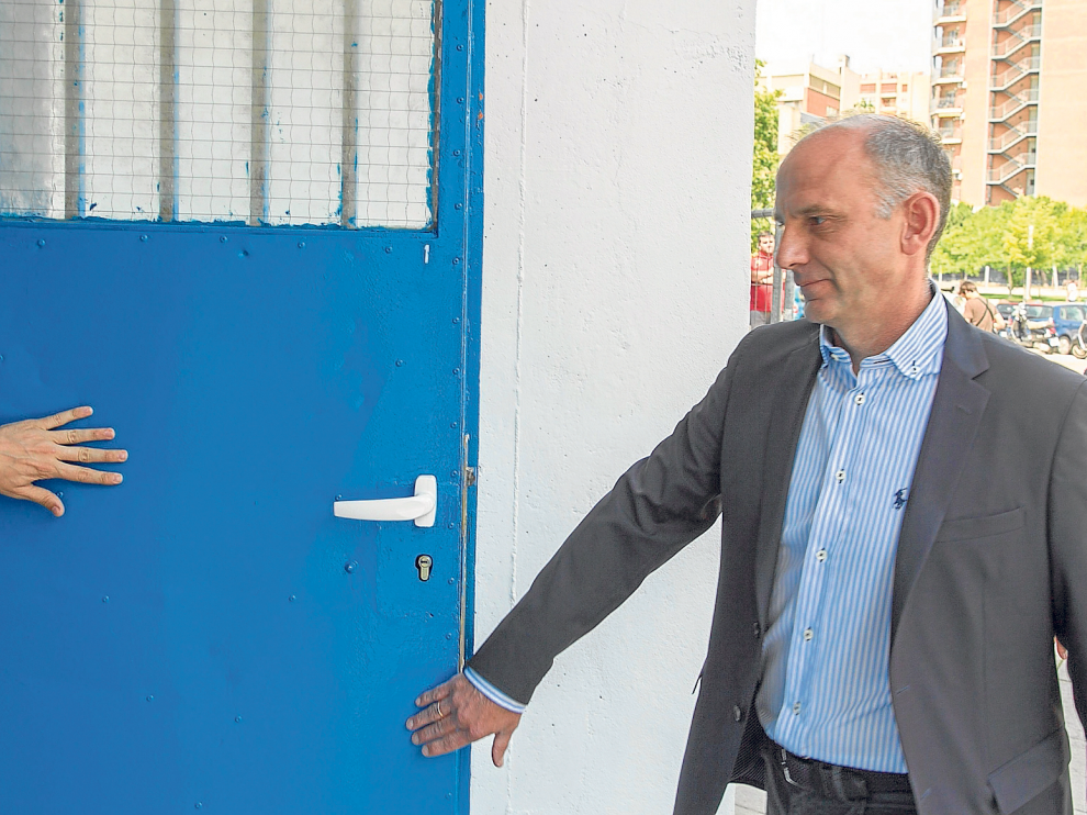 El director deportivo Martín González accede al estadio de La Romareda.