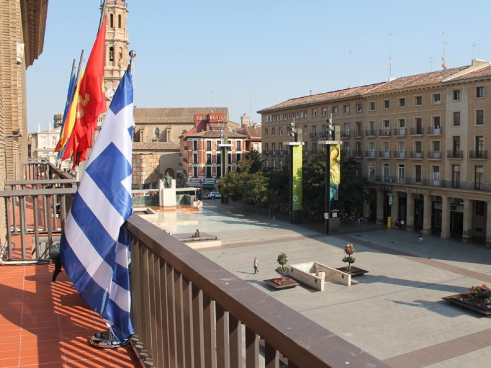La bandera de Grecia, en el balcón del Ayuntamiento de Zaragoza