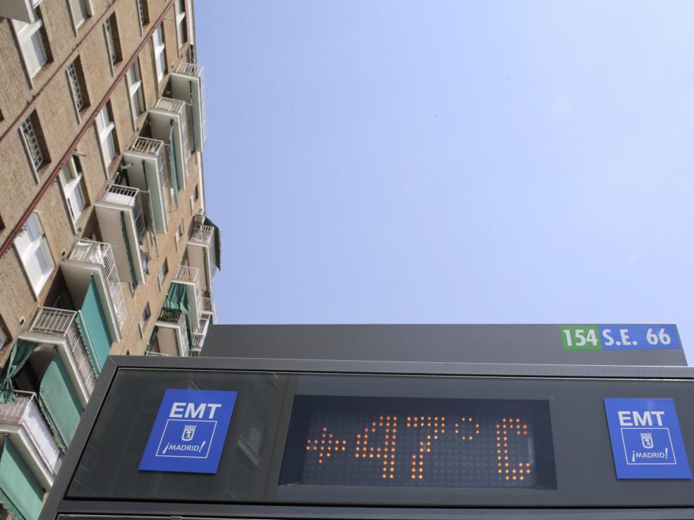 Detalle de un termómetro en una marquesina en Madrid, este lunes.