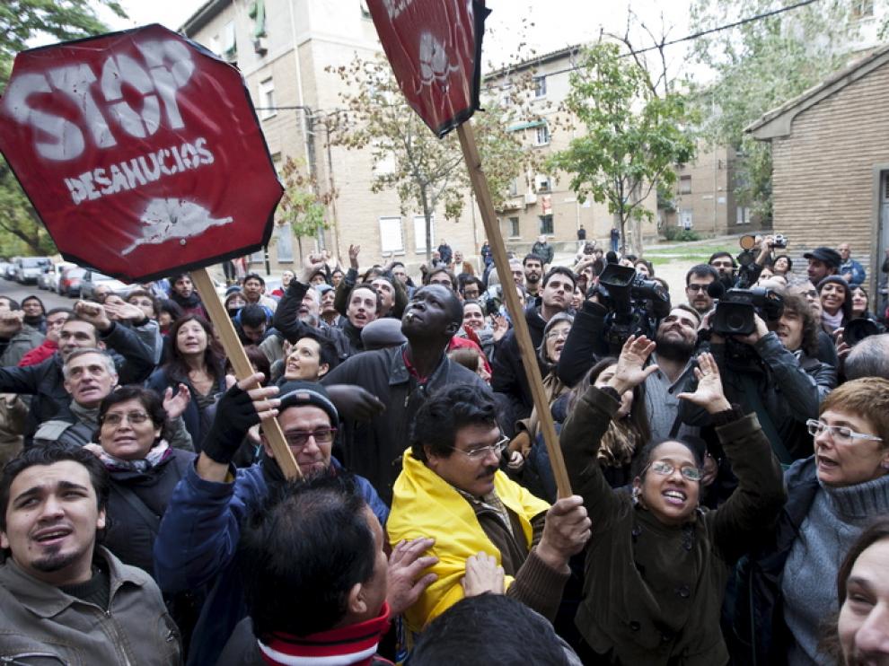 Protesta contra un desahucio en Las Fuentes, en 2012