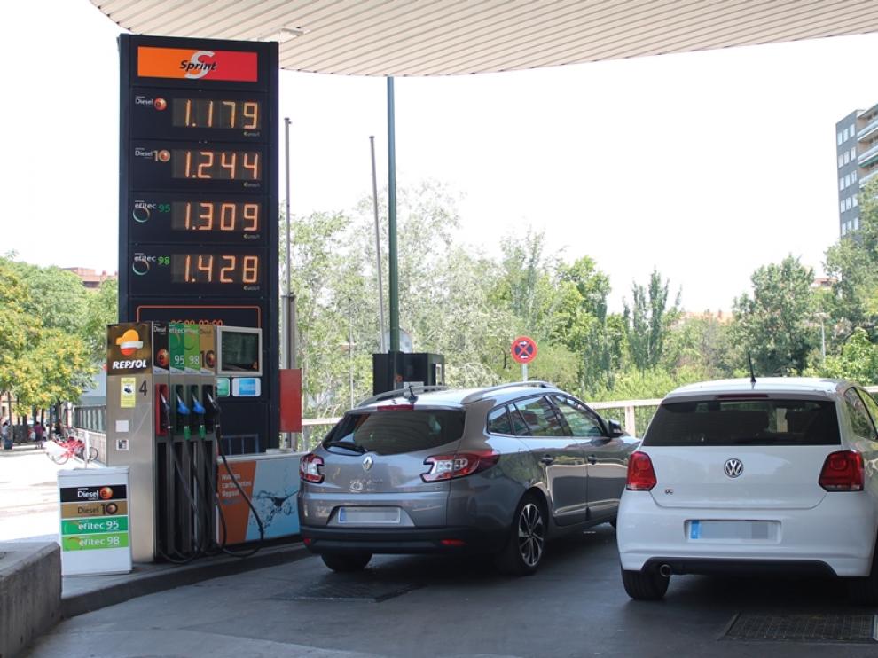 Coches repostando gasolina en Zaragoza, imagen de archivo.