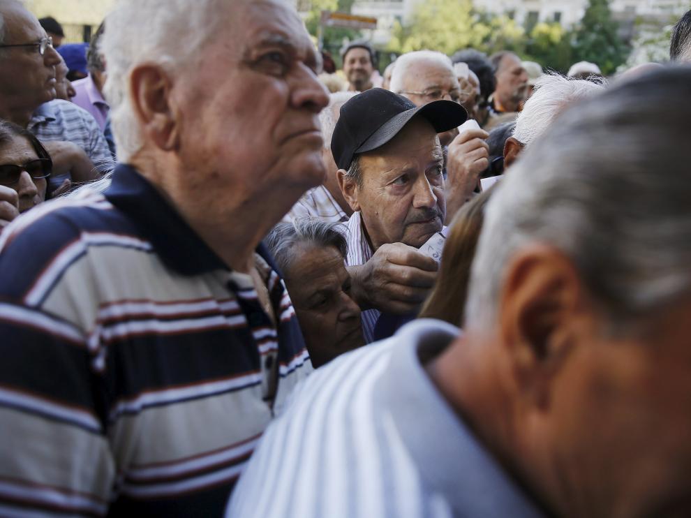Decenas de pensionistas aguardando a las puertas de un banco en Atenas
