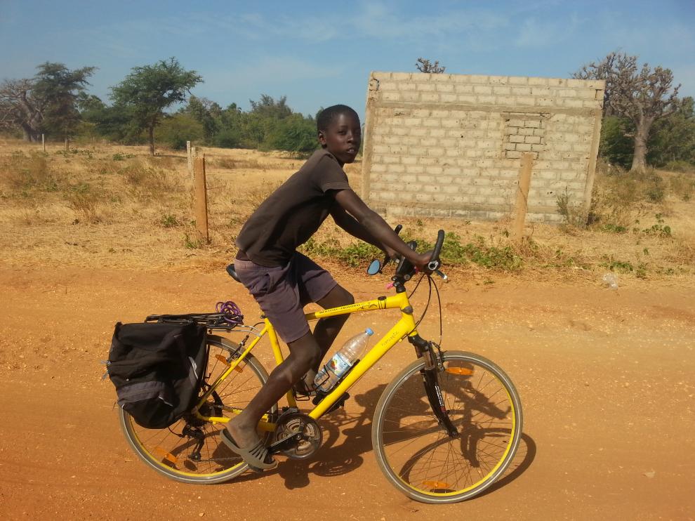 Un chico va en bici en la zona de Palmarin en Senegal.