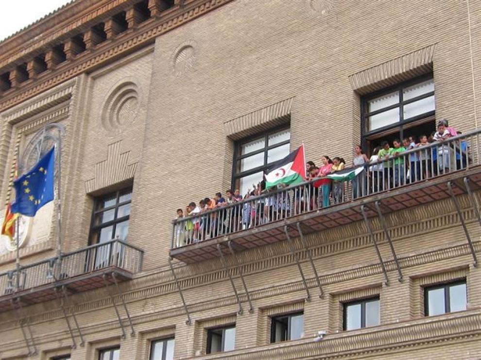 Los niños saharauis saludan desde el balcón del Ayuntamiento