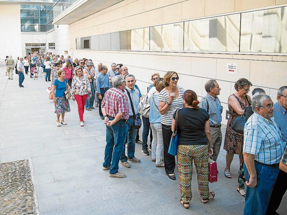 Cientos de personas hacen cola en la DPZ para lograr un viaje a Polonia a buen precio