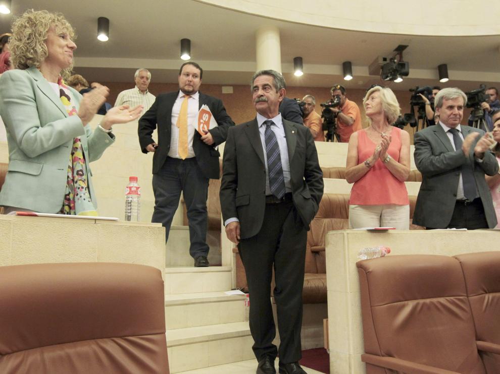 Miguel Ángel Revilla, en el Parlamento cántabro tras ser votado de nuevo presidente cántabro.