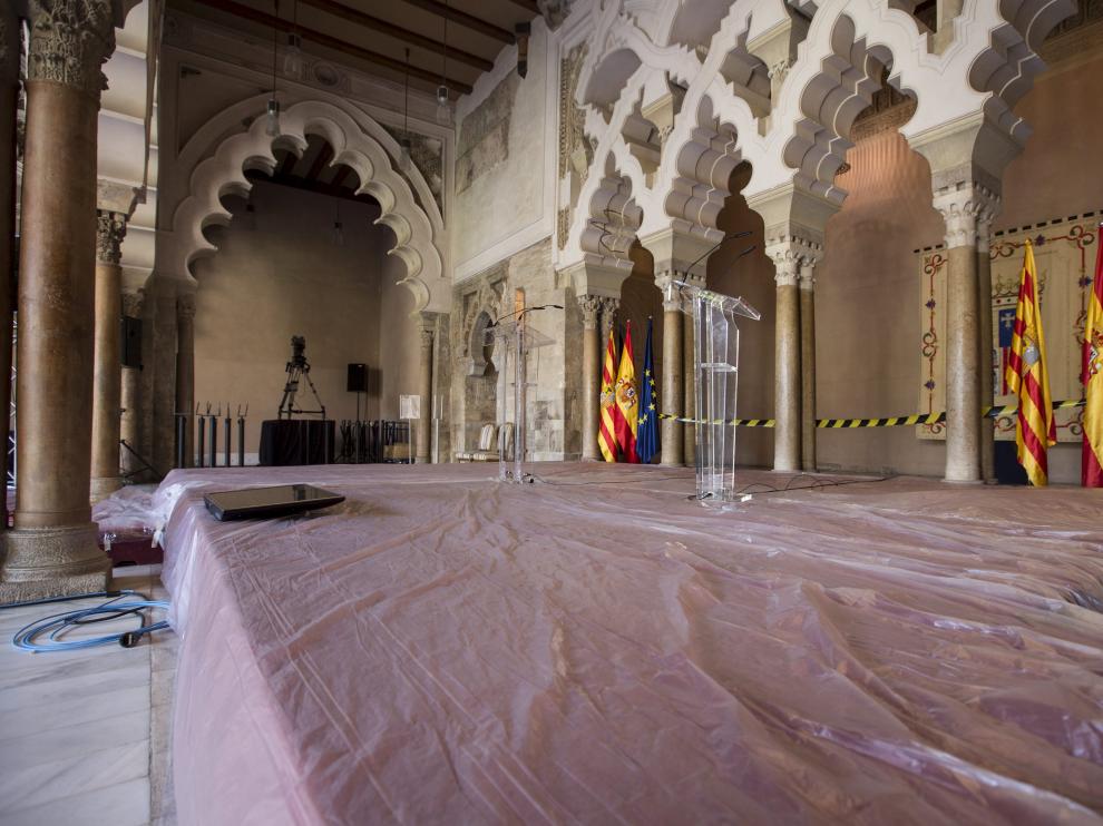 Preparativos en el palacio de La Aljafería para la toma de posesión de Javier Lambán como presidente del Gobierno de Aragón este domingo.