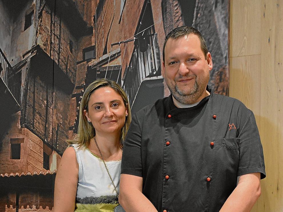 Maite Barra y Juanjo Banqueri, propietarios del restaurante +Albarracín, donde han preparado el gazpacho y el salmorejo.