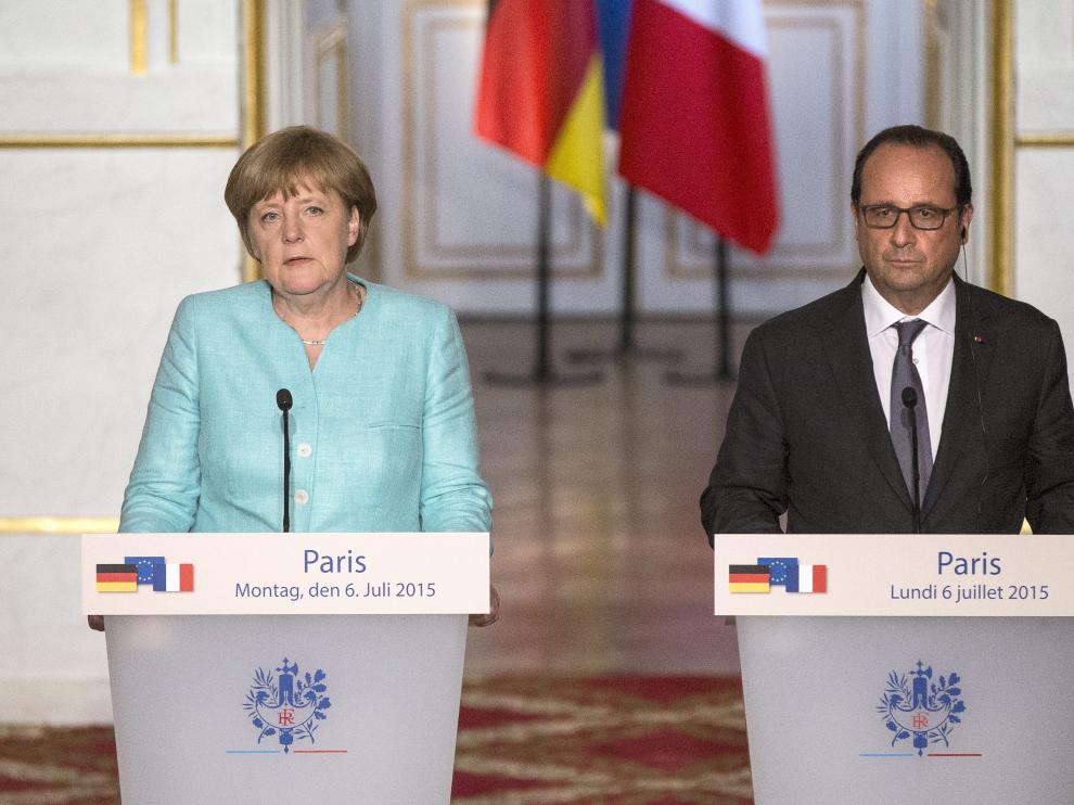 Merkel y Hollande durante la rueda de prensa tras su encuentro en el palacio Elíseo en París.