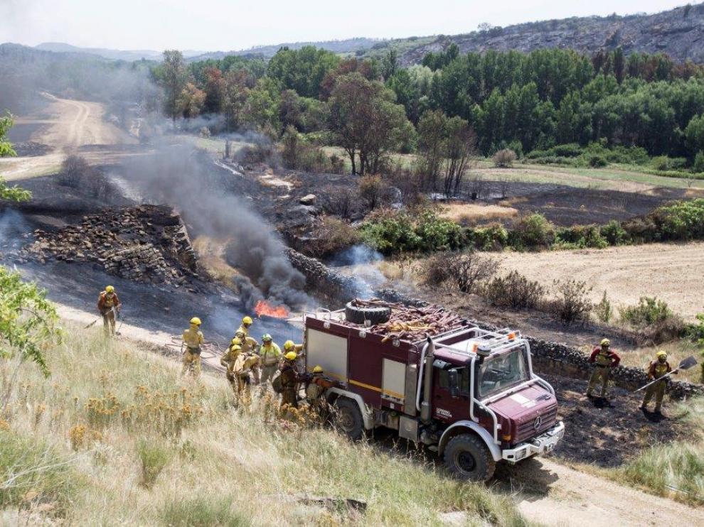 El fuego se reavivó ligeramente este martes en Asín pero volvió a ser controlado.