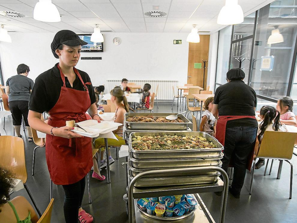 Varias monitoras en el comedor social del Actur, que este año sí que se vuelve a abrir.