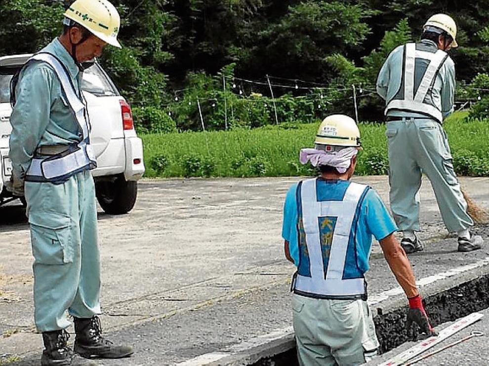 Imágenes de trabajadores y de la instalación fotovoltaica puesta en marcha por Maetel en Japón, que quiere acelerar la implantación de renovables en su territorio.