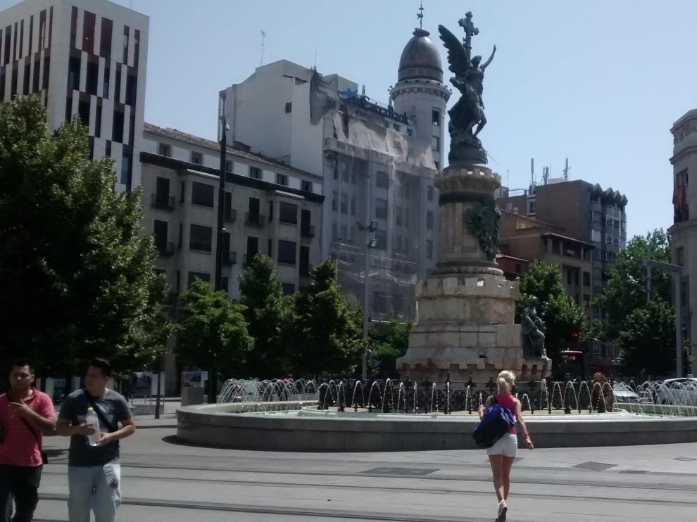 La plaza España de Zaragoza prácticamente desierta por las altas temperaturas.