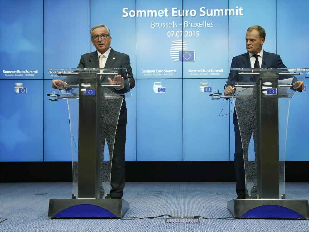 El presidente del Consejo Europeo, Donald Tusk y el presidente de la Comisión Europea, Jean Claude Juncker tras la cumbre de la eurozona.