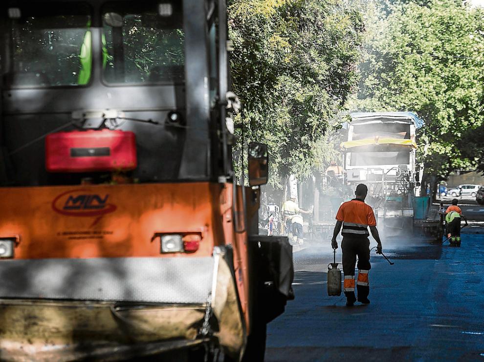 Los trabajos de fresado, ayer por la tarde en un tramo de la calle de Joaquín Costa.