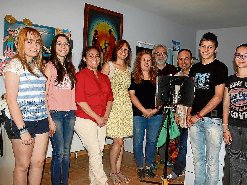 Miguel Ángel Lordán y Chusé Fernández (3º y 4º por la derecha), con algunos de los jóvenes monegrinos participantes.