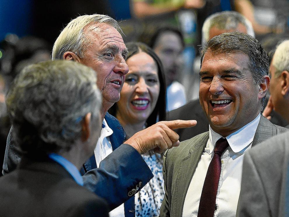 Joan Laporta, junto a Johan Cruyff, el pasado 3 de junio en la despedida de Xavi.