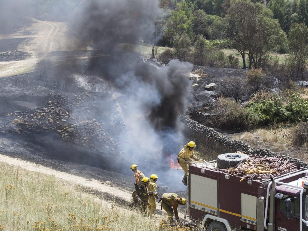 Los bomberos trabajan en el incendio de las Cinco Villas