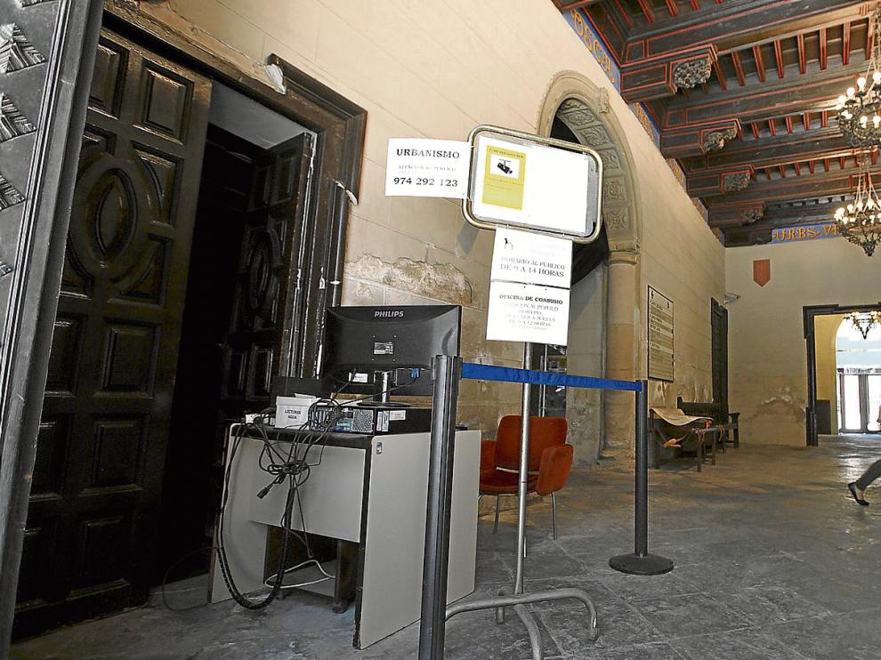 En el vestíbulo del Ayuntamiento de Huesca solo queda ahora la mesa donde está la pantalla para ver las imágenes de las cámaras.