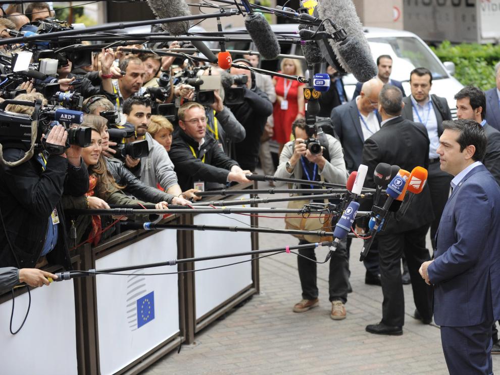 Tsipras atiende a los medios antes de la reunión