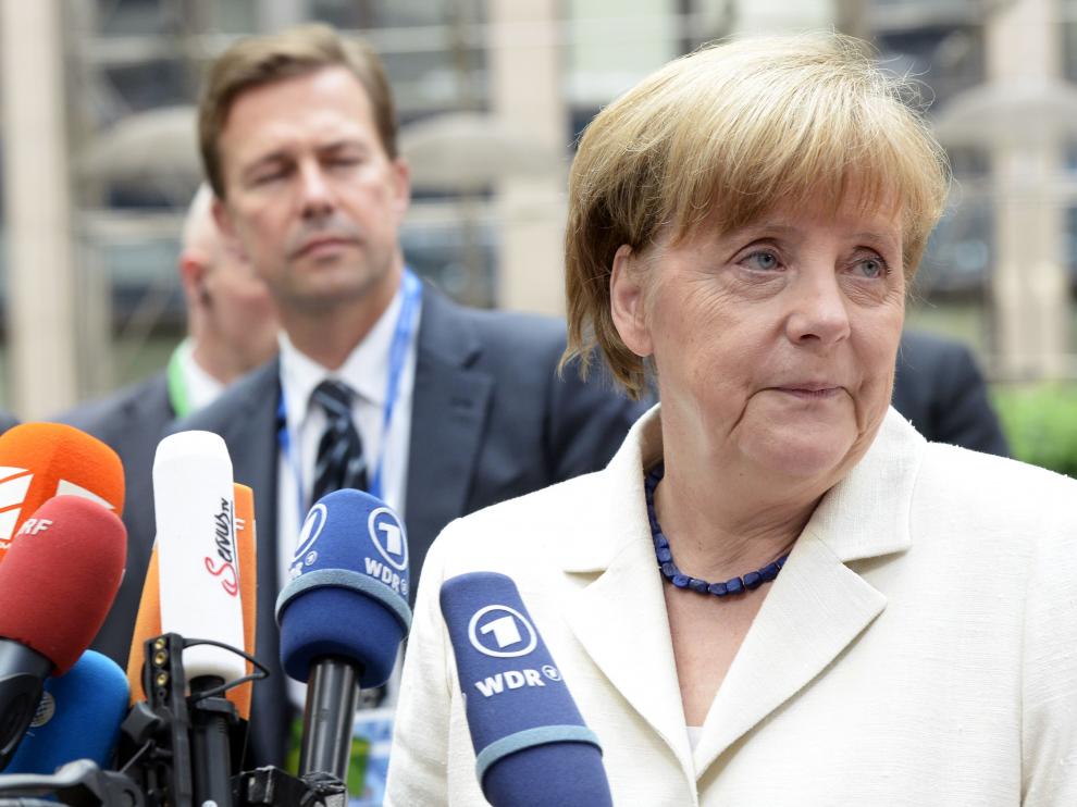 Merkel atiende a los medios antes de la reunión