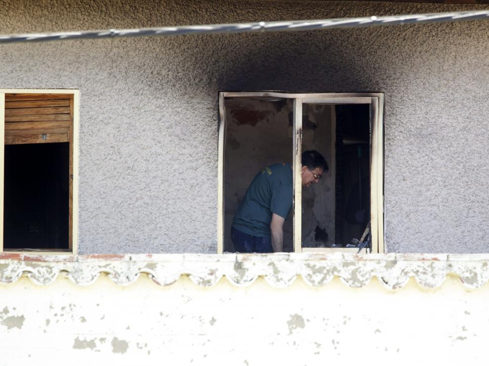 Un agente de la Guardia Civil investiga en una de las habitaciones más afectadas.