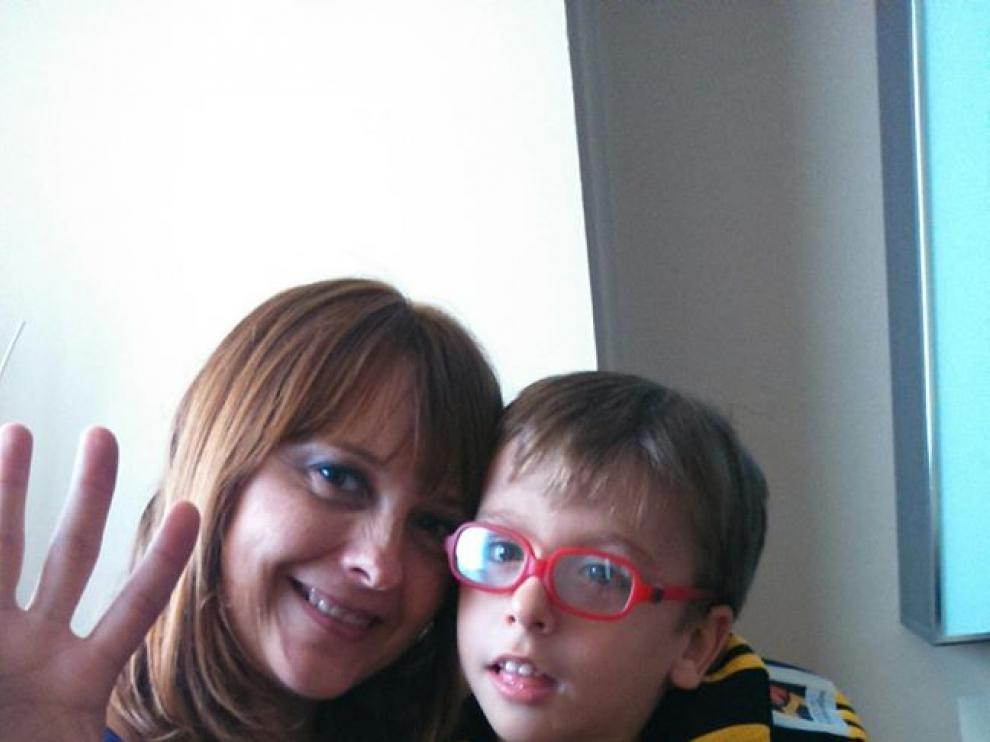 Eric, junto a su madre.
