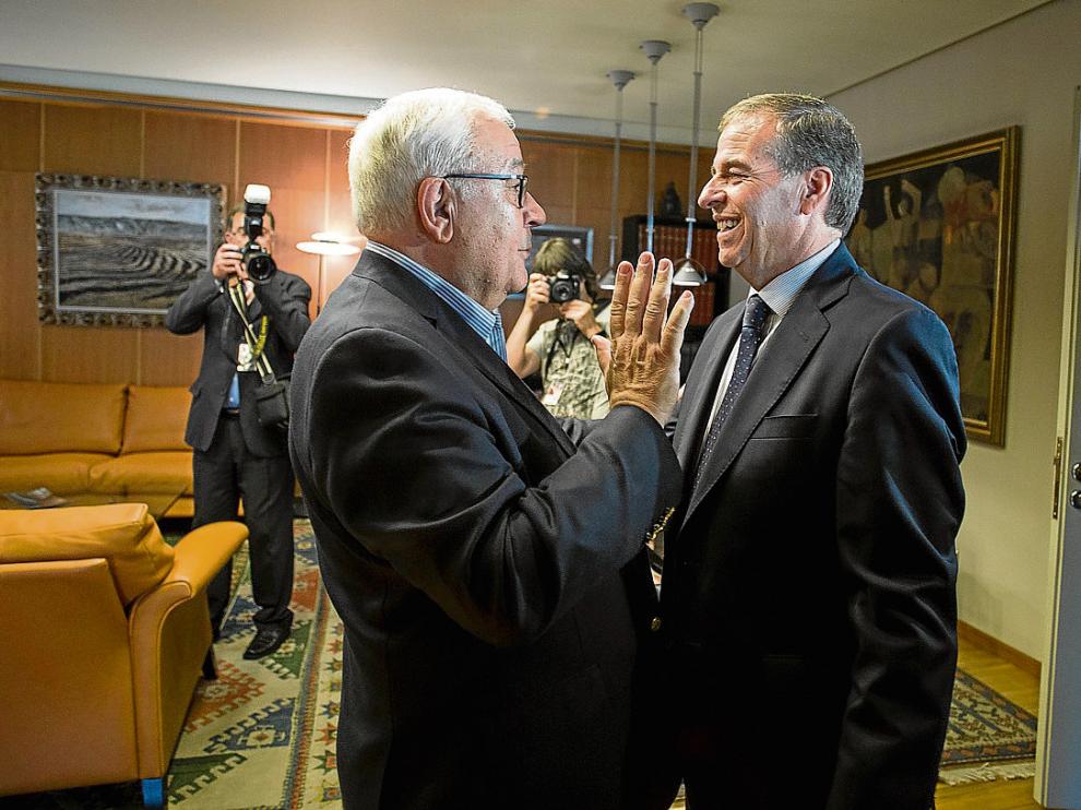 El presidente saliente, José Ángel Biel, con su sustituto, Antonio Cosculluela, el pasado jueves. j.