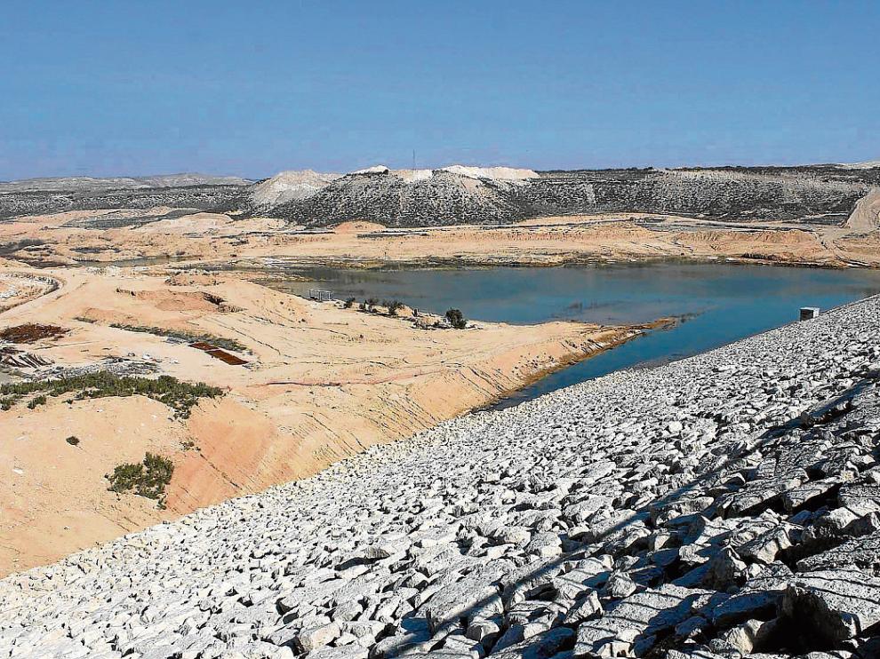 Un embalse sin tuberías de conexión en medio del secano.