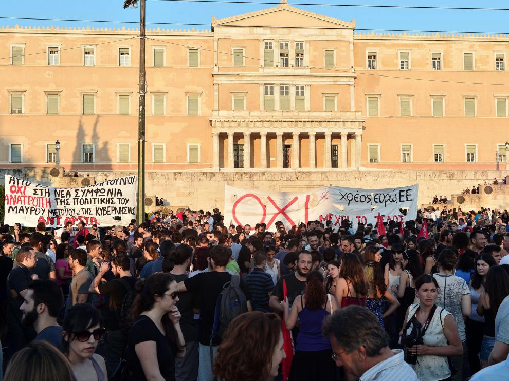 Decenas de personas protestaban este lunes tras el acuerdo en Atenas.