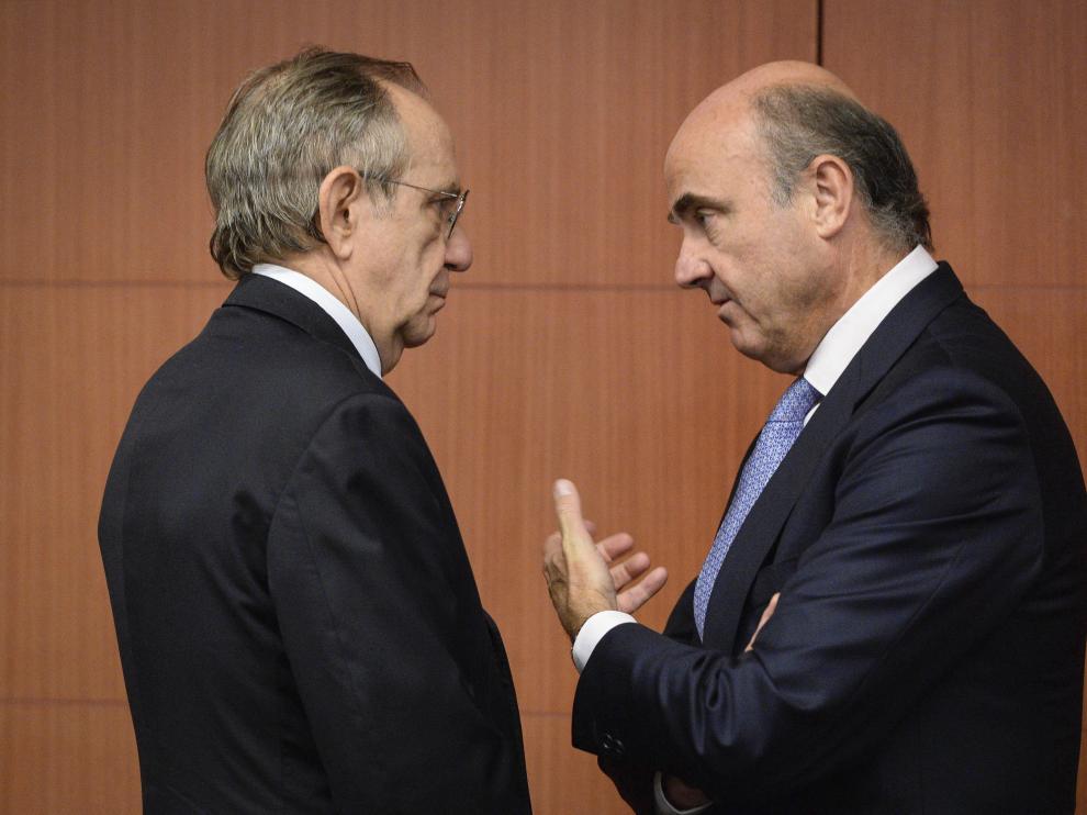 De Guindos junto al ministro italiano de Finanzas, Pier Carlo Padoan.