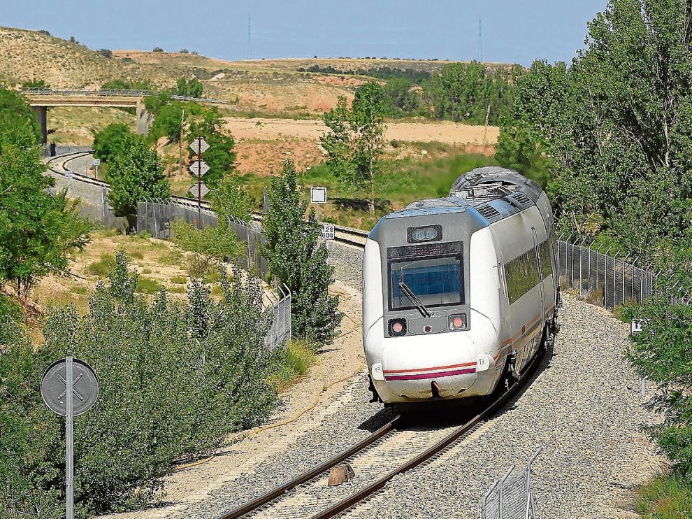 Un tren circula entre Teruel y Cella, un tramo con limitación de velocidad.