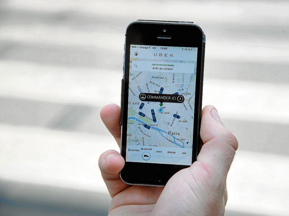 Un ciudadano utiliza la versión francesa de Uber que facilita el transporte en las ciudades.