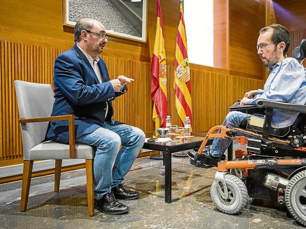 El líder del PSOE, Javier Lambán, y el de Podemos, Pablo Echenique, ayer, en las Cortes.