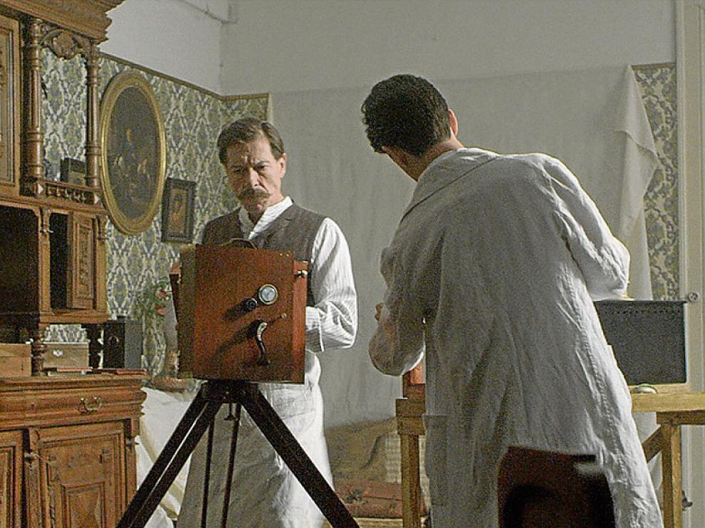 El actor Ramón Langa maneja una cámara en su papel de Chomón.
