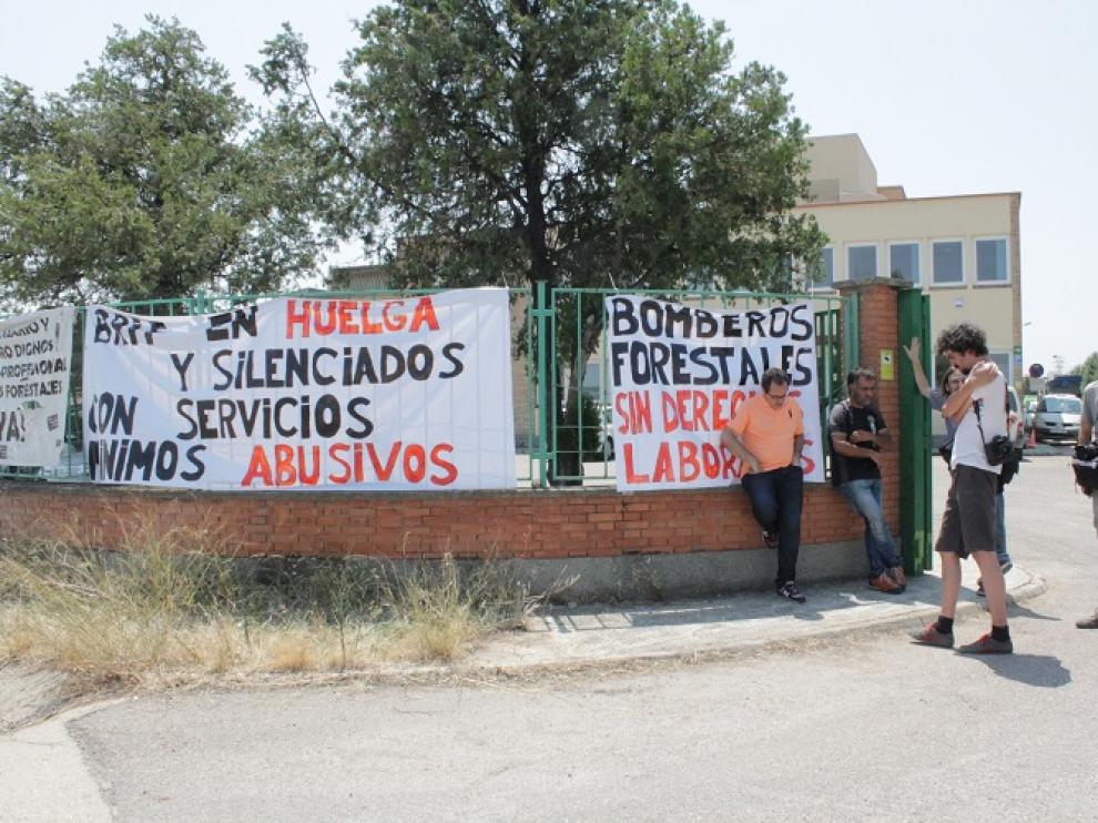 Los brigadistas antiincendios de la BRIF de Daroca se han encerrado en la sede zaragozana de la empresa pública Tragsa.