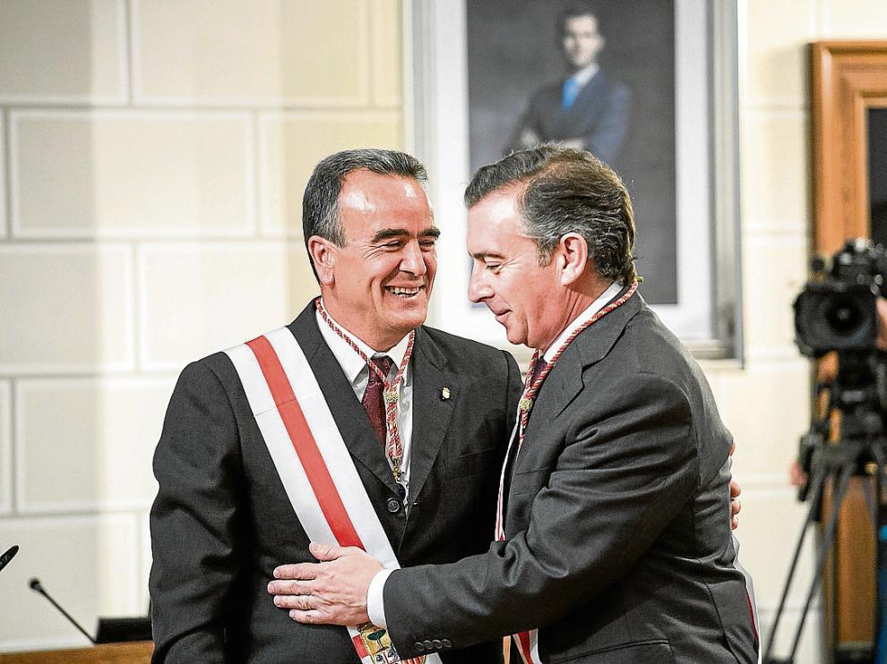 Sánchez Quero (izquierda) recibe la felicitación de su antecesor, Luis María Beamonte.