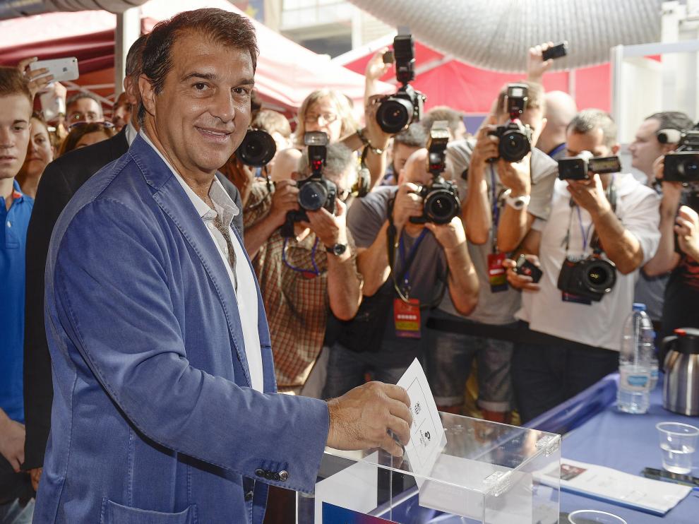 Laporta ejerce su derecho al voto durante las elecciones de presidente del FC Barcelona.