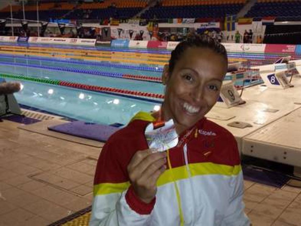 Teresa Perales celebra una de sus medallas en Glasgow