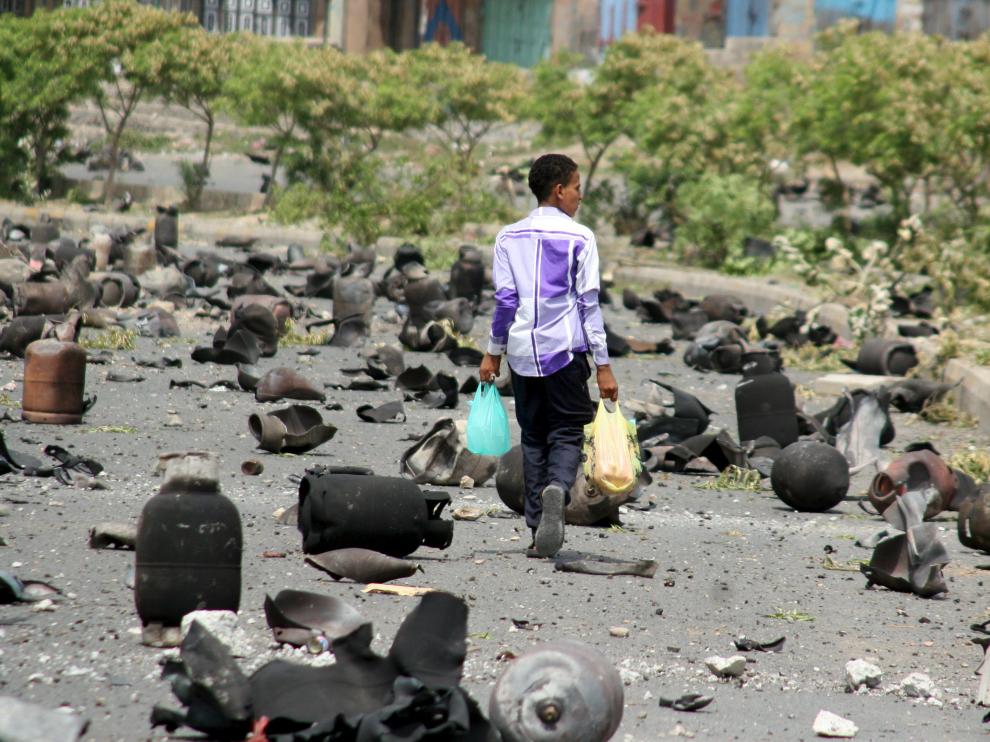 Un niño camina por la calle tras los bombardeos.