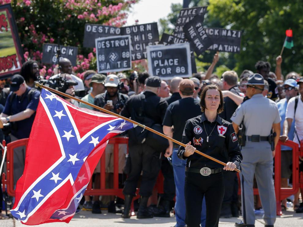 La bandera confederada ondeó en la manifestación del KKK.