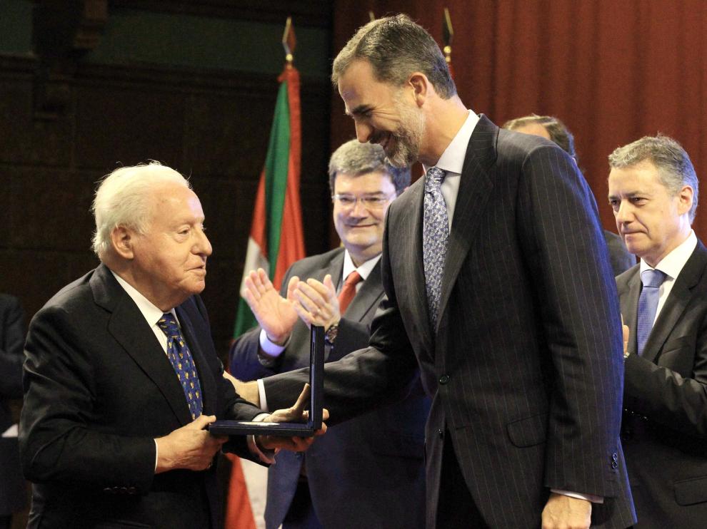 El Rey durante la entrega del premio a José Ferrer Sala.