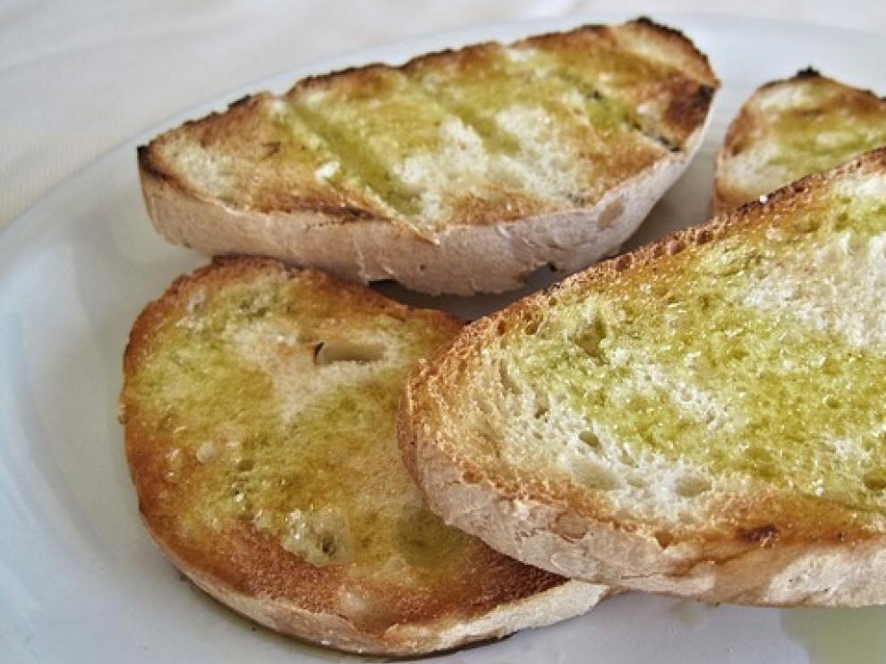 El aceite de oliva y el pan son tres alimentos fundamentales en la dieta mediterránea.