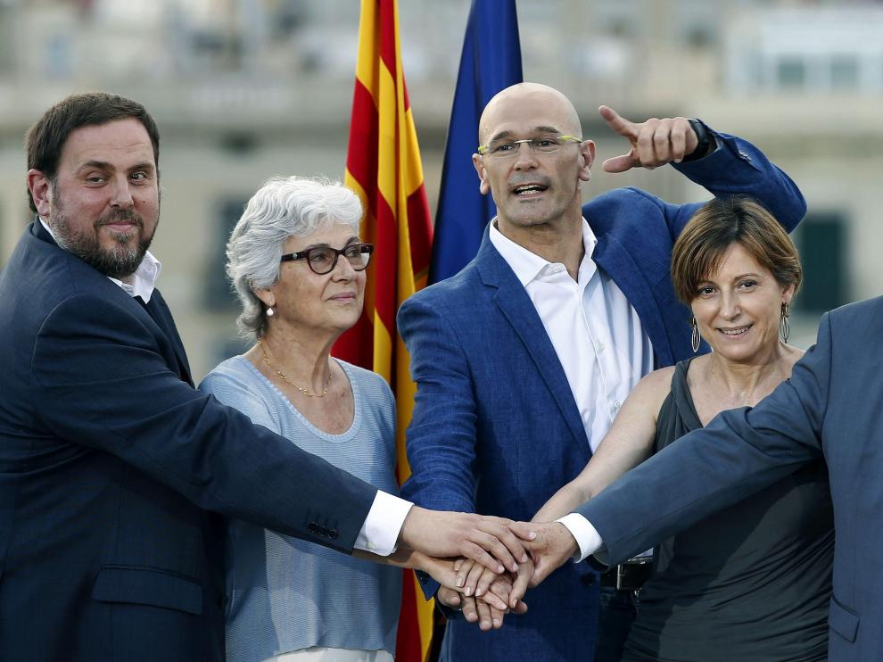 El presidente de la Generalitat y de CDC, Artur Mas (d), el presidente de ERC, Oriol Junqueras (i), el cabeza de lista, Raül Romeva