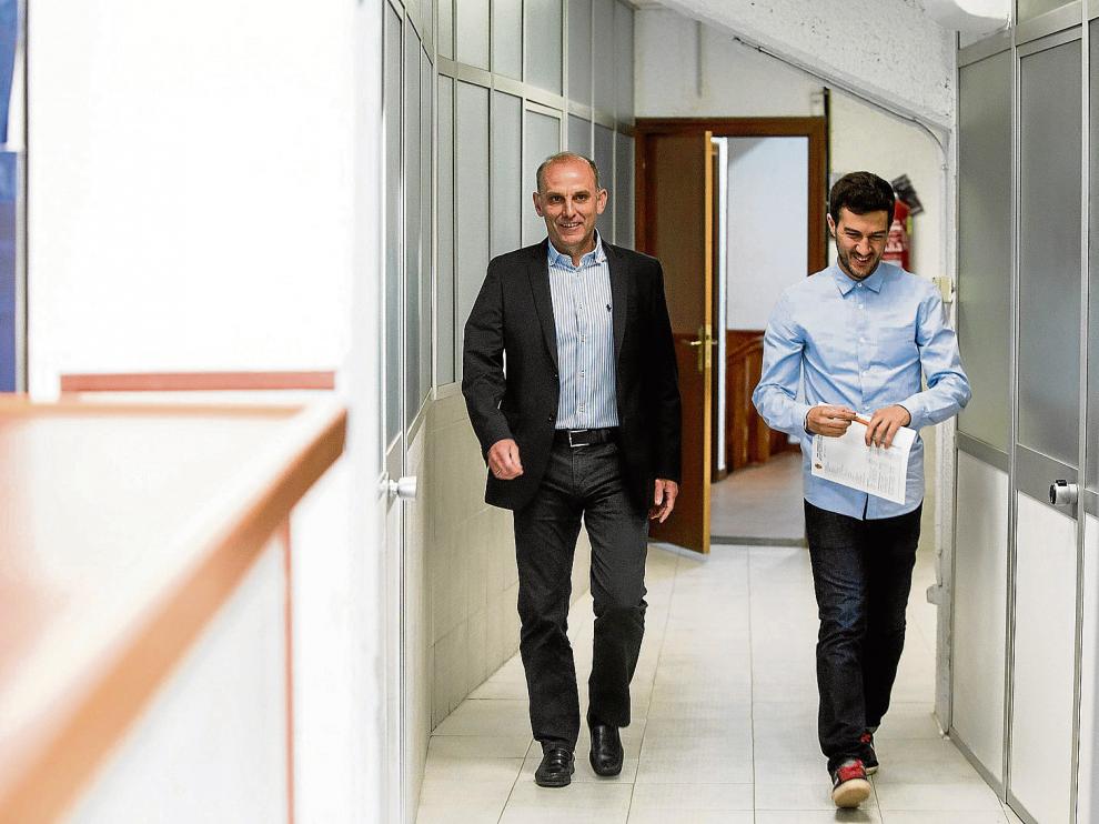 Ángel Martín González, director deportivo, en una imagen reciente junto a Miguel Pérez, del departamento de Prensa.