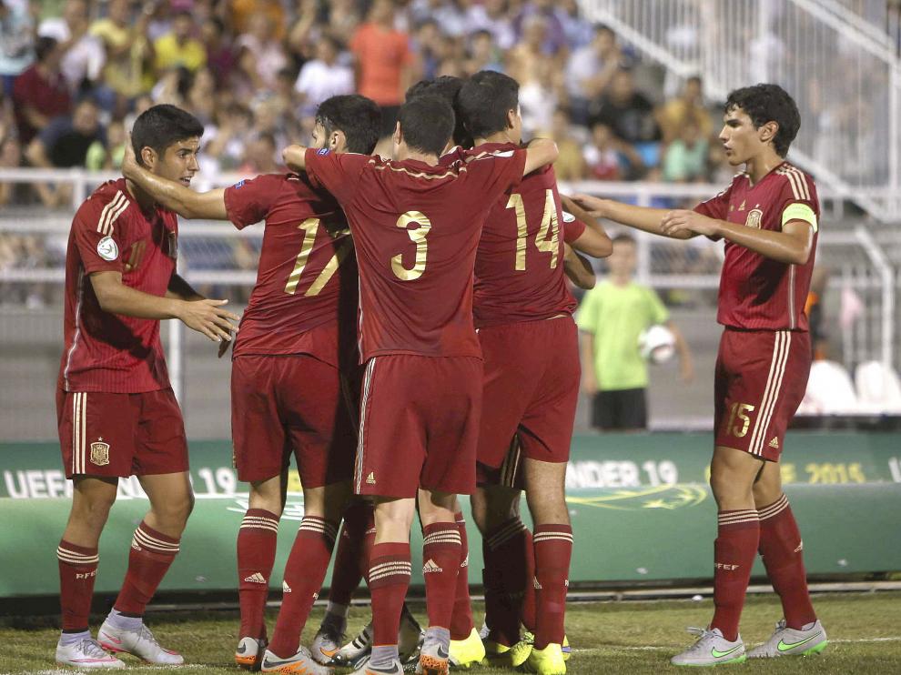 Vallejo, a la derecha, acude a celebrar uno de los goles de la final