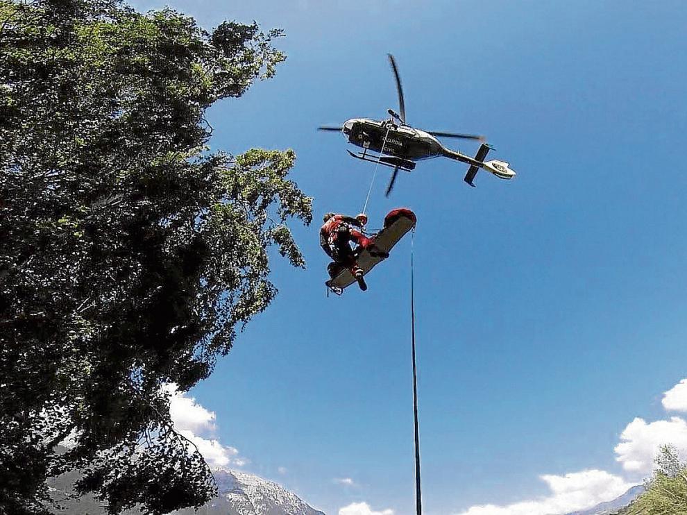 La Guardia Civil evacuó a los dos heridos con sendos ciclos de grúa.