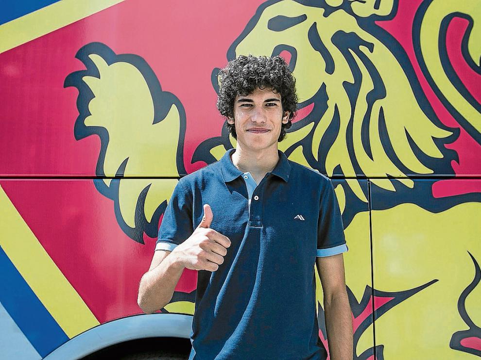 Elocuente gesto de Jesús Vallejo, con el león rampante al fondo.