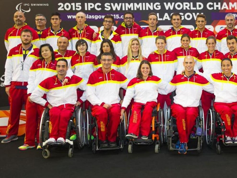 El equipo español de natación posa en Glasgow