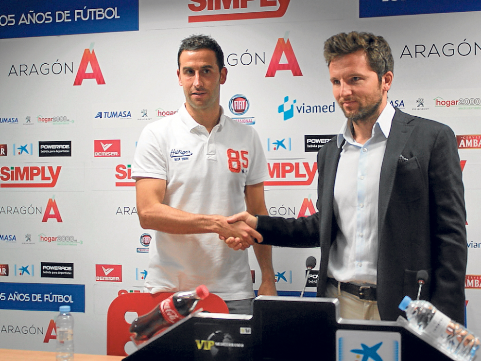 Íñigo López, junto a Lalo Arantegui, en la presentación del jugador.
